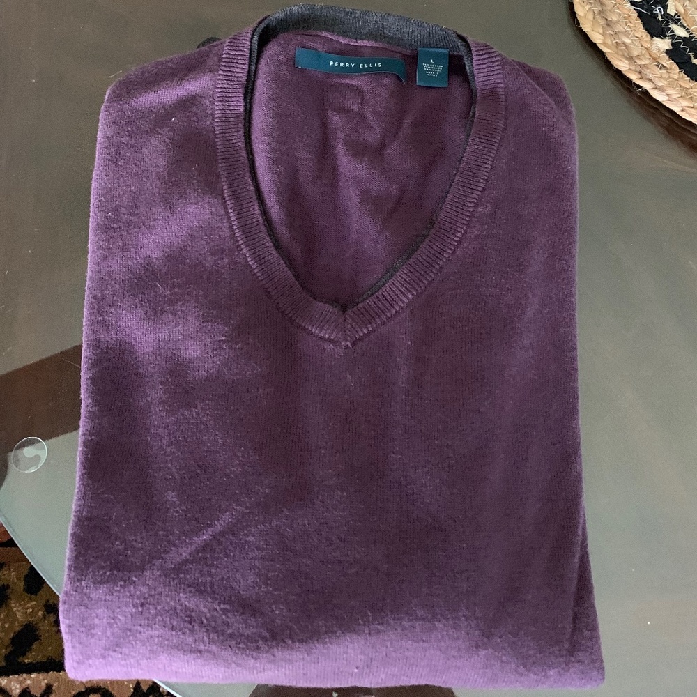 Perry Ellis V-Neck Sweater. Large